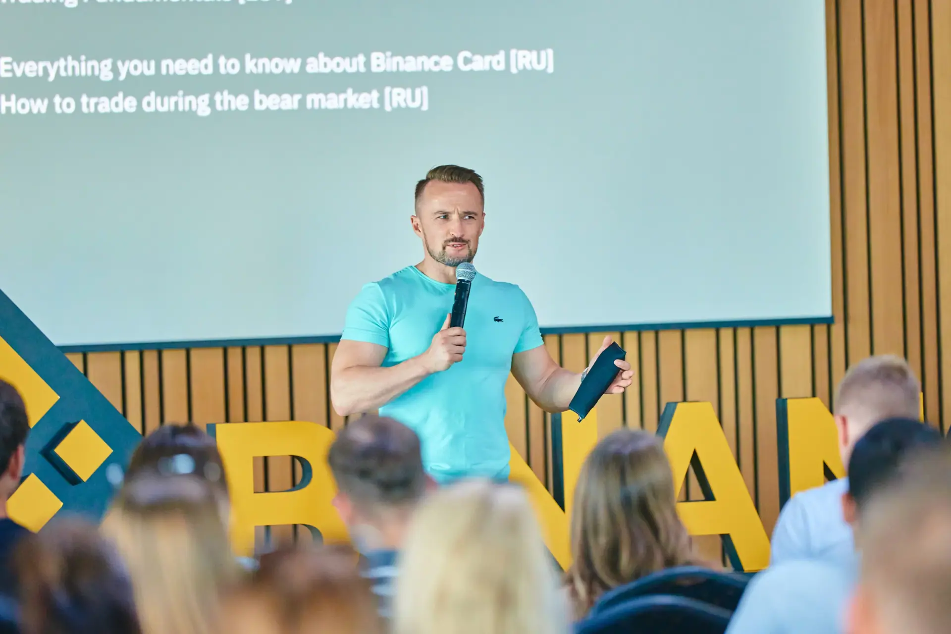 Виталий Филимонов выступает на мероприятии Binance, на экране — темы докладов
