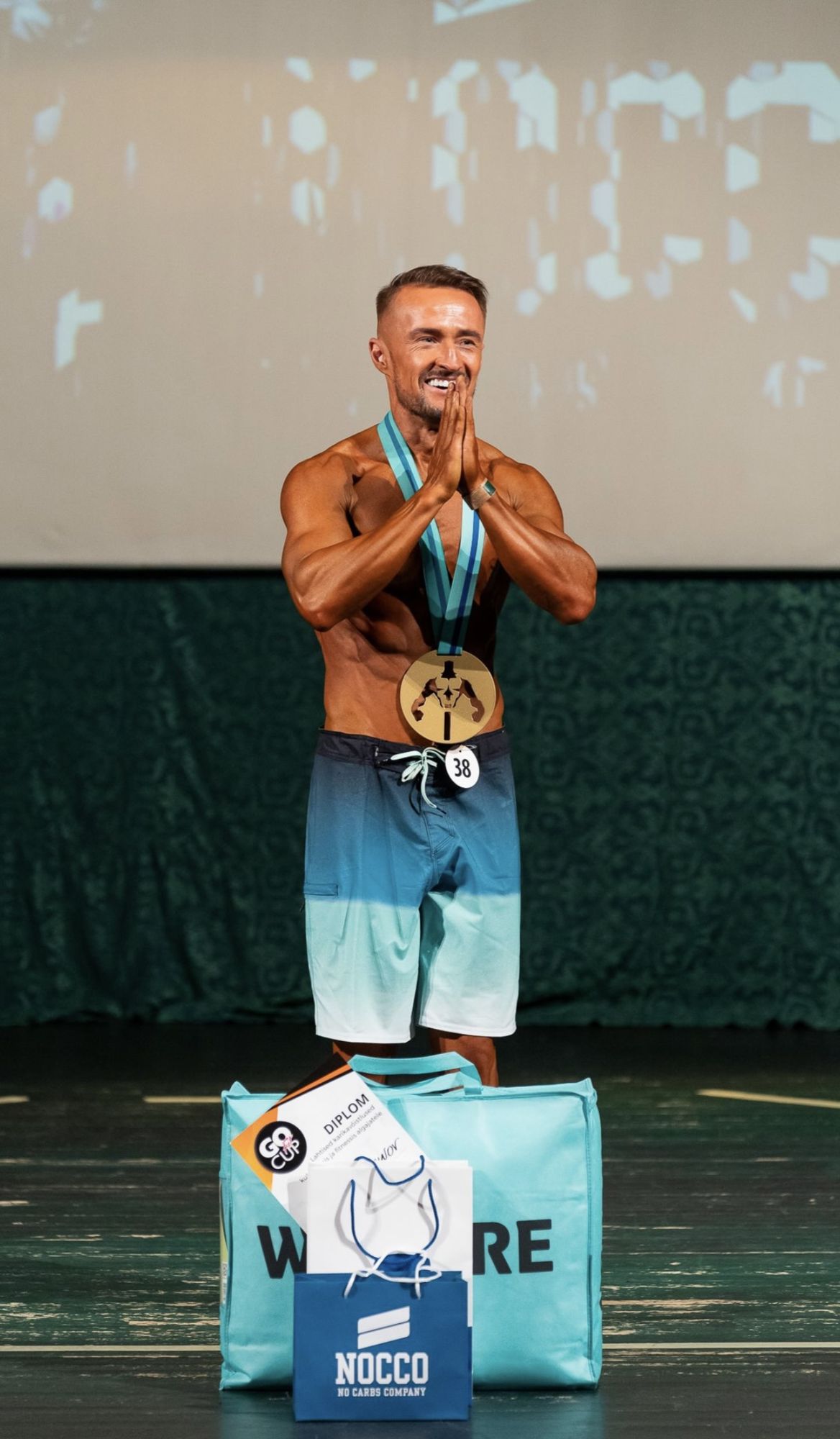 Виталий Филимонов с медалью турнира GO CUP на сцене